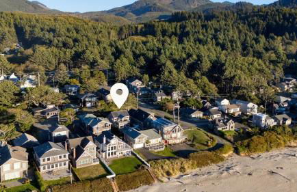 Beachside Retreat w Hot Tub Balcony Dining Blue-Ceiling Charm Sea Cured by AvantStay - Photo 32