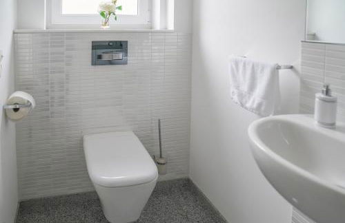 Modernes Stadthaus 100qm Parkplatz Bad&Dusche Küche - Foto 14