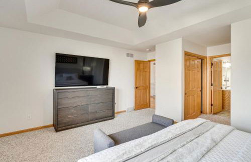 Luxury Prairie Retreat 5 Min from Madison! - Photo 25