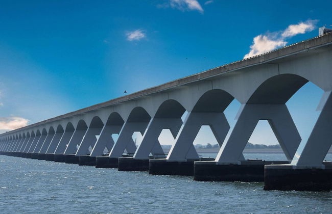 Modern Retreat With Private Sauna - Photo 21