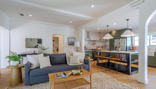 Designer 2 bed near Universal sleeps 8 hot tub - Foto 3, pet friendly, minibar