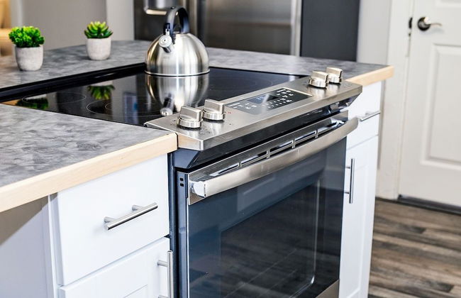 Couples Getaway | Walk to Unc | Free Cruiser Bikes - Foto 9