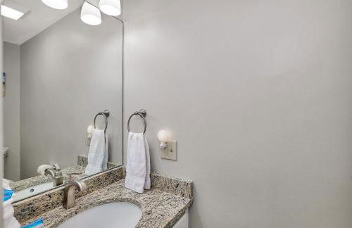 Steps to East Beach & Pet Friendly w/ 2 King Beds - Foto 26