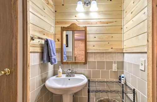 Cozy Crosby Cabin Near Serpent Lake and Main St - Foto 13