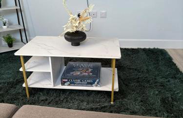 Central 2BR Home with Parking near Ferry - Foto 12