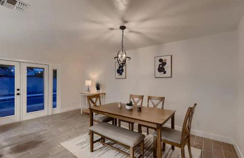 Peaceful Family Friendly 4 Bedroom Home with pool - Photo 11