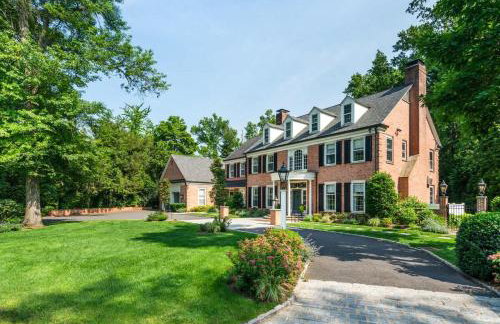 Luxury Princeton Estate Pool, Hot Tub, Sleeps 20 - Photo 11