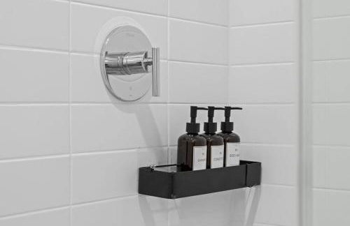 Skyline View, Pool, Gym, Balcony's, Walk to BWay! - Foto 16