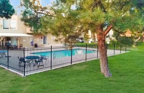 The Plaza - An Irvie Home w Summer Pool - Photo 35