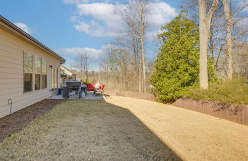 1 Mi to Lake Lanier Modern Home with Patio and Yard! - Foto 24