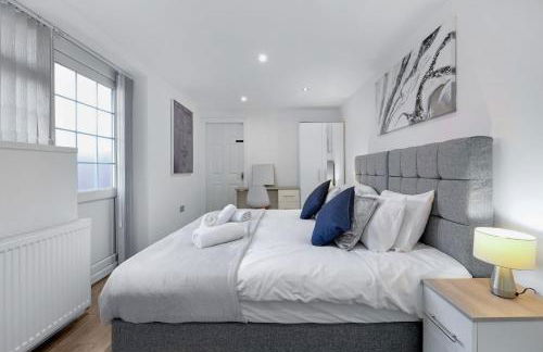 Family-Friendly 4-Bed near Parks & Transport Links - Foto 22