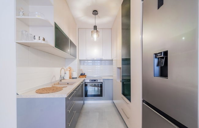 Modern Oasis With Terrace - Photo 7