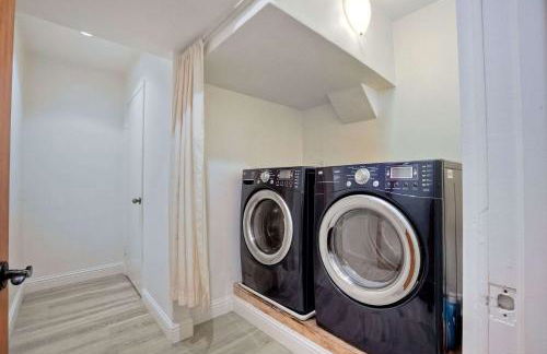 Serene Coastal Home Sleeps 8 - 1 Mile from Beach - Foto 62