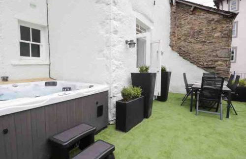 Bank Chambers in Bowness with Hot Tub and Lake Access - Photo 35