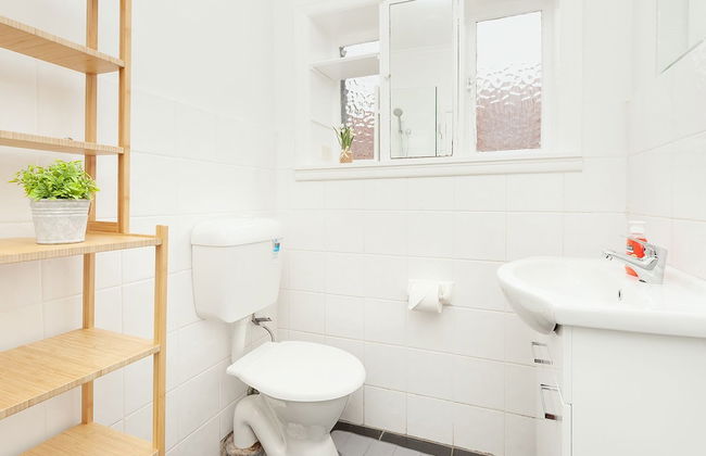 Newly Renovated Apt Close to CBD Unit 2 - Photo 7