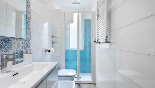 Prada & Bocconi - Cozy Studio, Fast WiFi, Tram - Foto 3, Shower