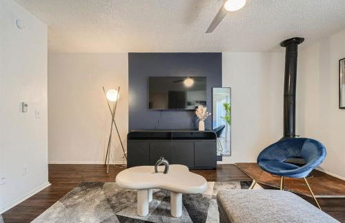 Your Modern King Suite Getaway - Sleeps 4 - Pool, Prkg - Foto 9