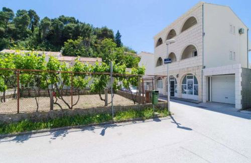 Apartments & Rooms Bari i -Standard One Bedroom Apartment with Balcony and Garden View APT-3 - Photo 17