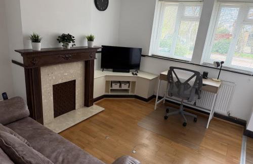 Entire 2 Bed House in London Area - Parking - Sleeps 5 - Foto 8