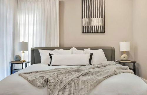 Stunning 2 Story Villa with Pool - Photo 32