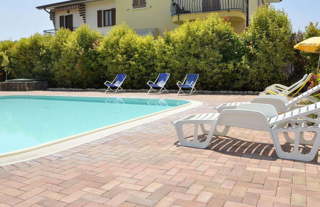 Spacious Apartment With Garden - Photo 18