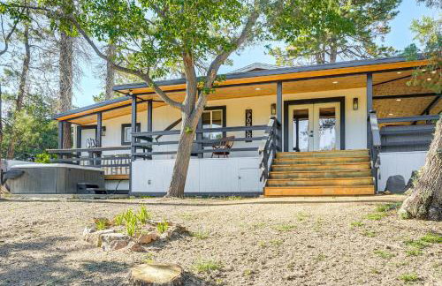 Relax Fireside Prescott Retreat with Hot Tub! - Foto 25