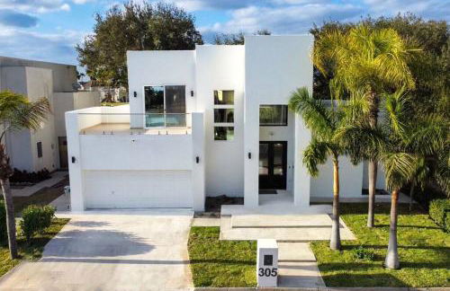 Lake Home: Relax and Unwind in Mission Hidden Gem - Photo 3