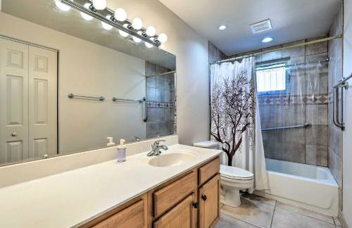 Pool and Putting Green Group Getaway in Glendale! - Foto 42