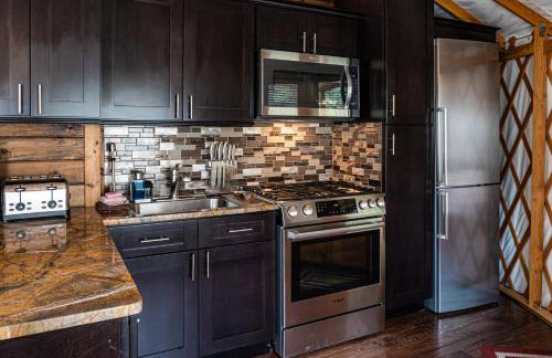 Otter Creek Luxury Yurt - Creekside Glamping with Private Hot Tub - Foto 6