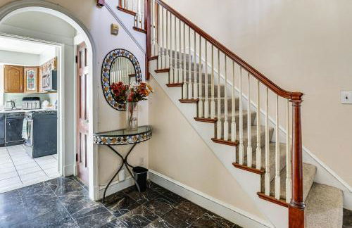 Walk to DW Field Park! Spacious Home with Deck - Foto 13