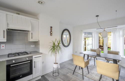 Luxurious 3 Bed House with Free Parking, Sky TV, Movies & Netflix - Foto 53