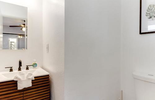 Charming 5 Bedroom Granada Hills House with Pool - Foto 23