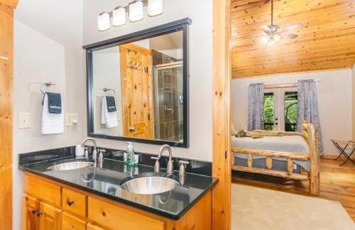 Amazing Creek View Cabin w/ Hot Tub, Firepit & Pool Table - Foto 29