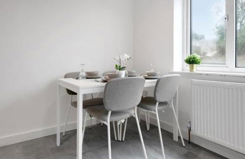 3Bed House-Free Parking - Foto 27