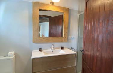 Masia La Morera autenticidad renovada 100 porcien a 10 minutos de Sitges en coche 12 huespedes Piscina Aire Aconc 6 Suites Apertura 15 Julio 2025 - Foto 42