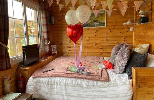 Cuddles & Bubbles Cozy Cabin with jacuzzi spa hot tub - Foto 25