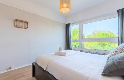 Spacious 3 bedroom apartment & private parking! - Foto 20
