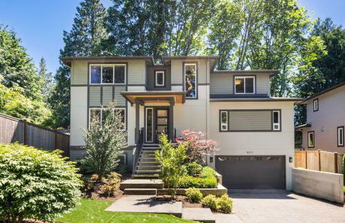 Modern Kirkland 4BR Family Oasis Kids Paradise - Photo 2