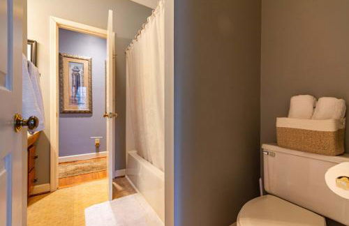 Cozy Home with BBQ Near Arts & Dining Hotspots - Foto 30