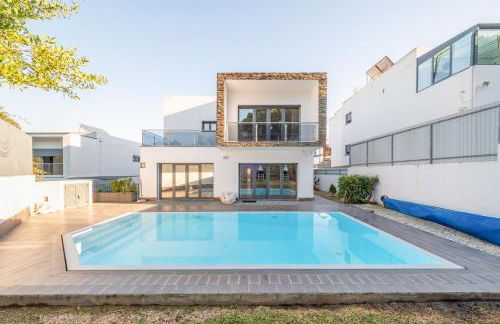 GuestReady - Charming family retreat with pool - Photo 3