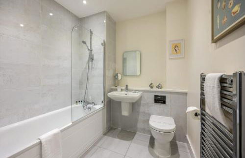 Sun-Soaked- Charming Views Overlooking the Harbour - Photo 8