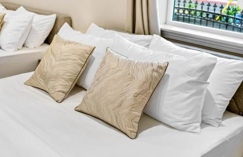 Spacious 6BR Stay with Parking and Near DTLA - Foto 6