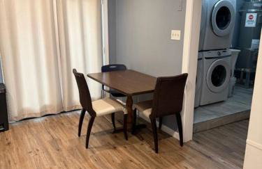 Stylish Remodeled 23 Large beds Near Elvis Presley - Foto 39