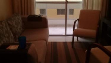 Encantador a 2 quadras da Enseada, com varanda e garagem - Foto 2