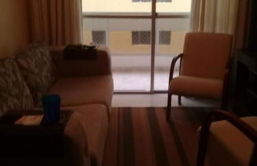 Encantador a 2 quadras da Enseada, com varanda e garagem - Foto 2