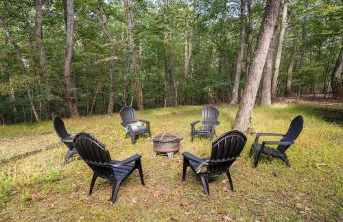 Secluded Retreat w Hot Tub, FirePit & Pool Access - Foto 32