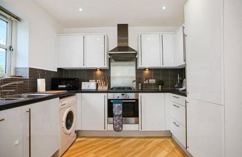 Middleton House with Free Parking, Fast-Wifi, SmartTV and Garden by Yoko Property - Photo 20