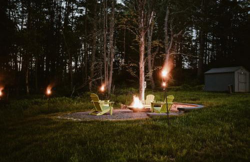 Luxe Modern Cabin with Pond, Fire Pit, Hiking, near Bethel Woods - Foto 40