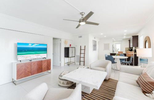 Serene Waterfront 2BR 2BA with Intracoastal Views, Pool, Balcony, Parking - Foto 50