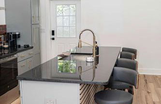 Urban Oasis - A Newly Renovated 4BR Dream - Foto 6